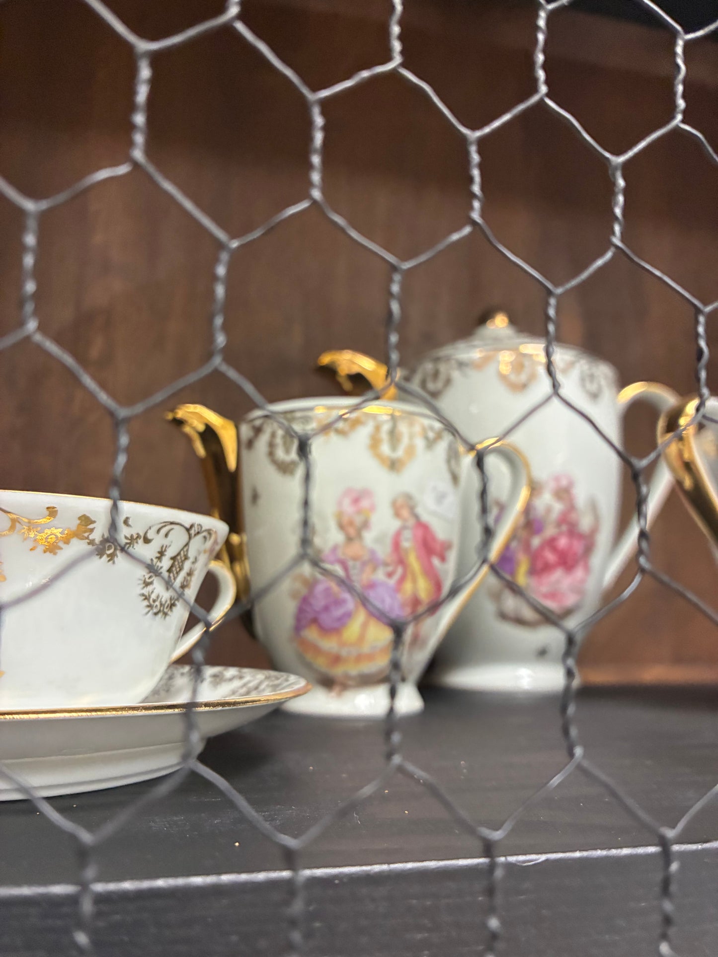 Service de table 63 pièces limoges decor « haute époque »