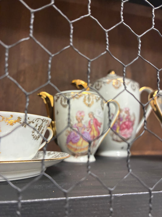 Service de table 63 pièces limoges decor « haute époque »
