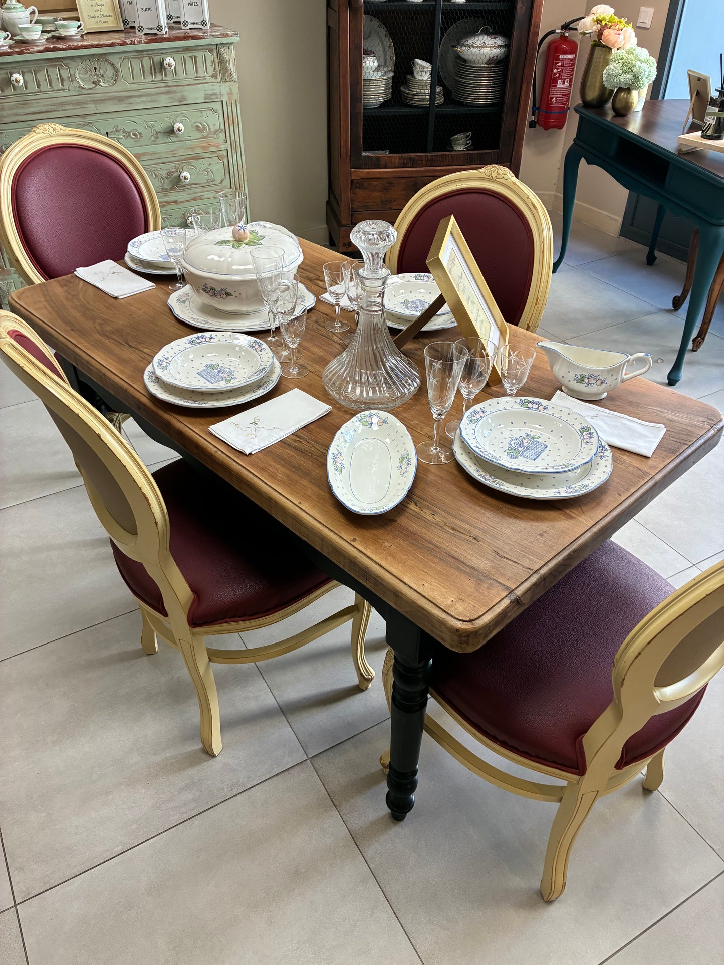Table 4 personnes en bois massif